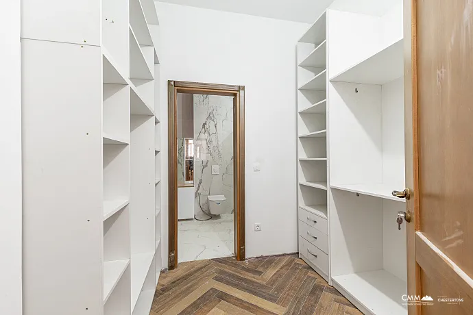 Eine luxuriöse dreistöckige Villa in erster Meereslinie in Kotor